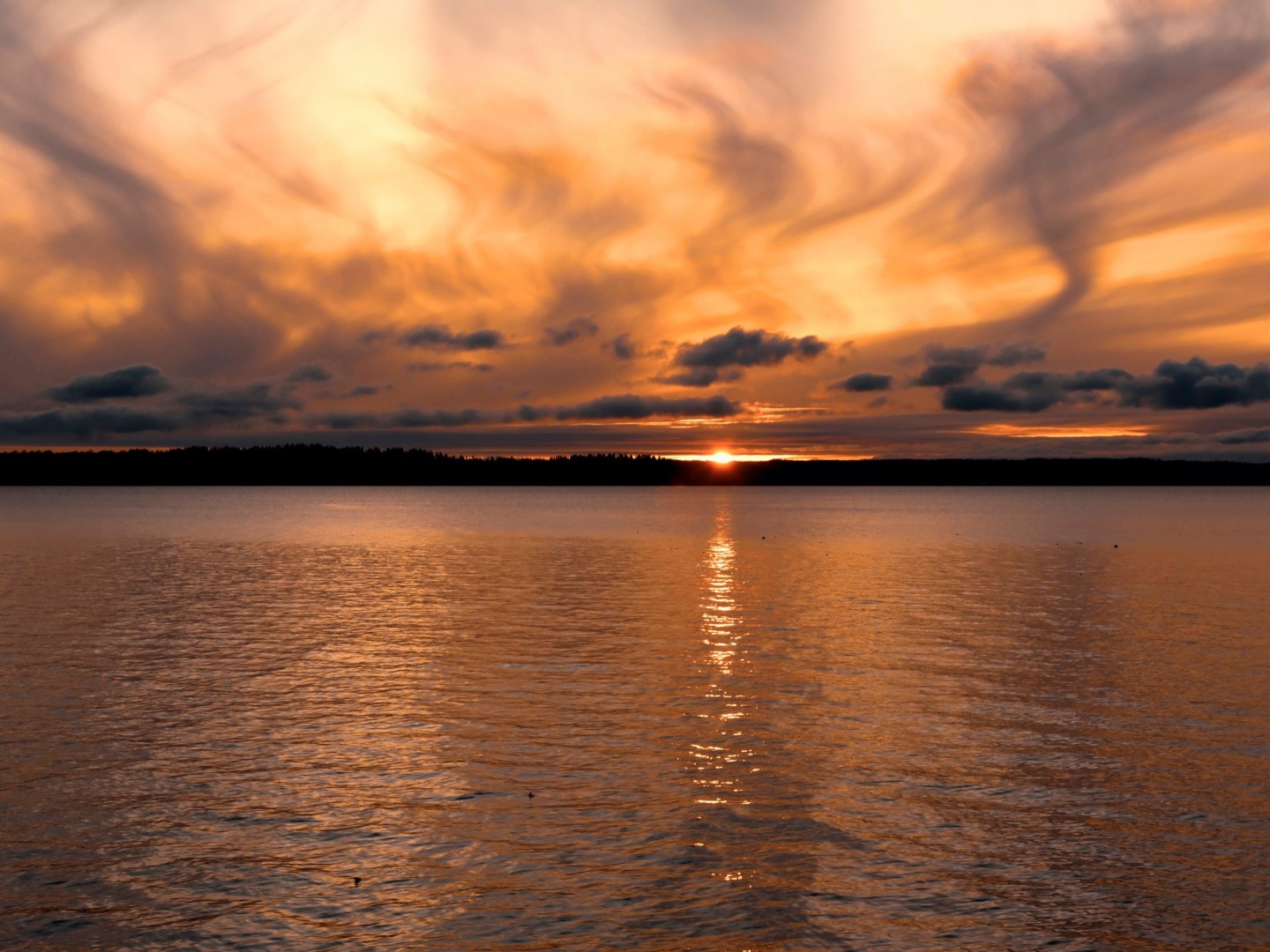 wispy-cloud-sunset-over-puget-sound-near-seattle-LWJQUNE