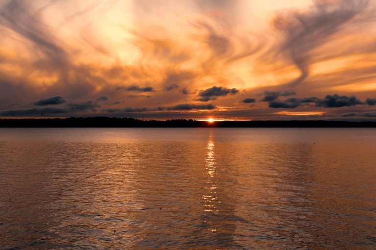 wispy-cloud-sunset-over-puget-sound-near-seattle-LWJQUNE